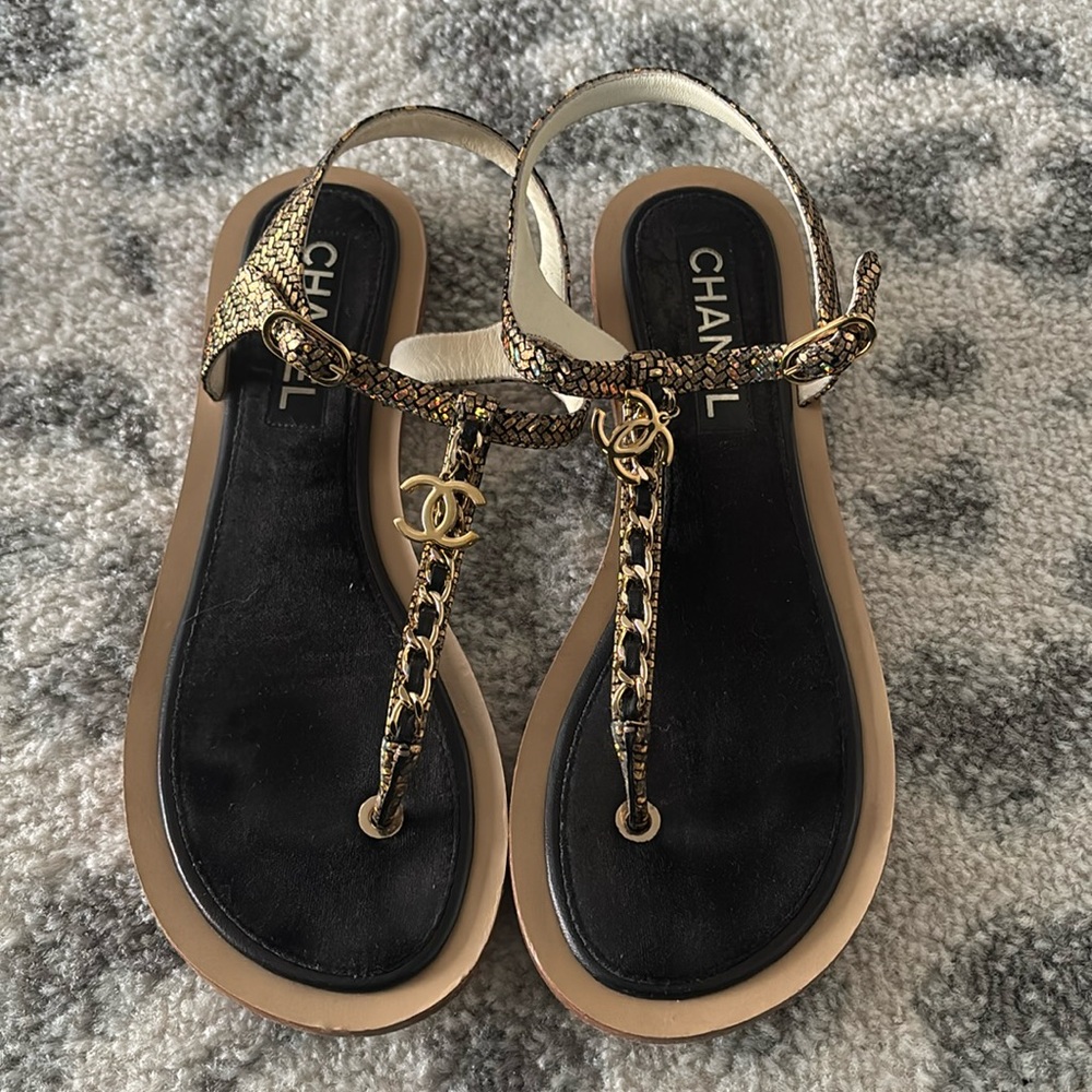 Chanel 2018 sz 38.5 T strap sandals in black and gold